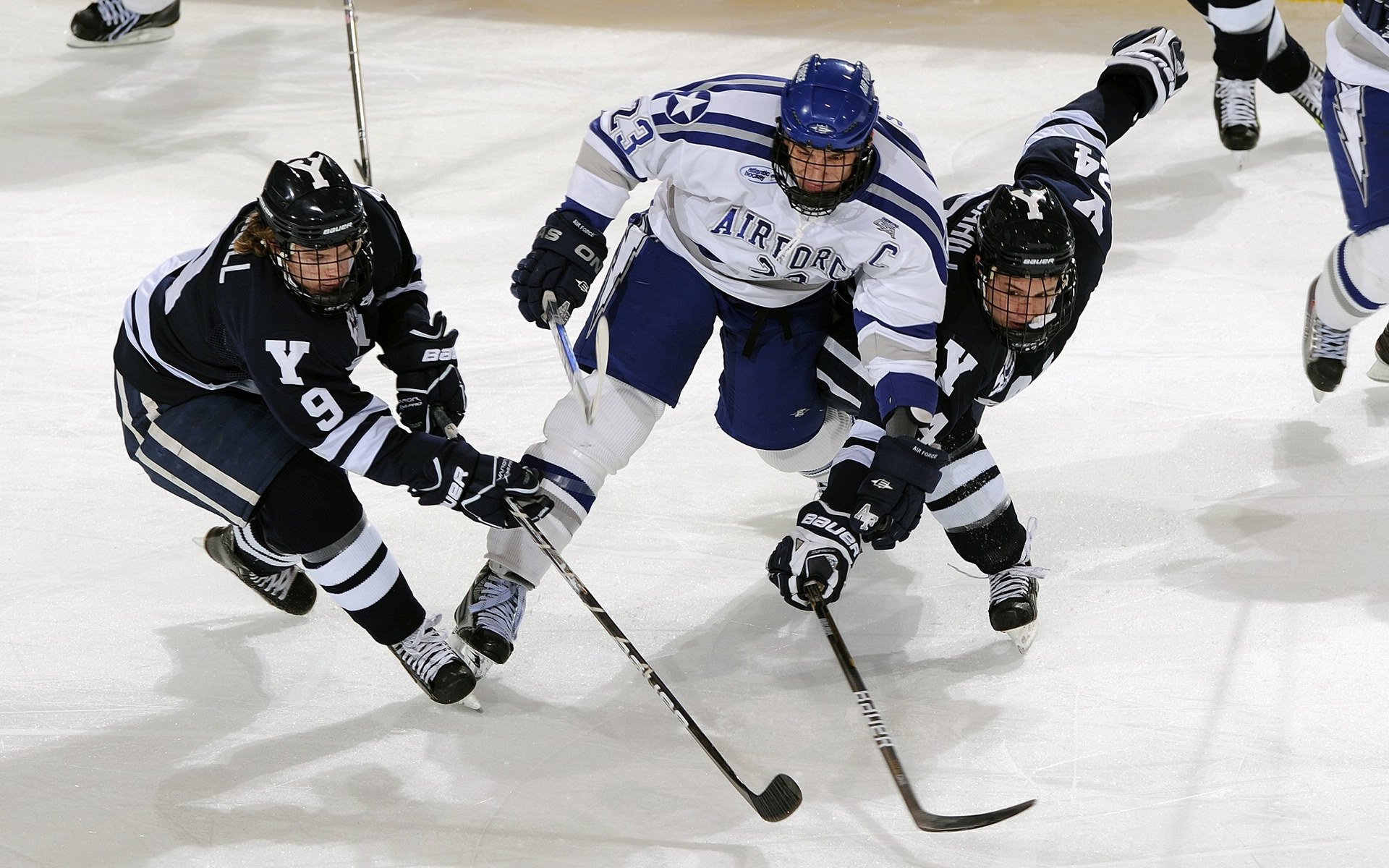 【比赛策略】运动员如何根据战局动态调整攻防布局？，如何使运动员的参赛角色达到合理定位